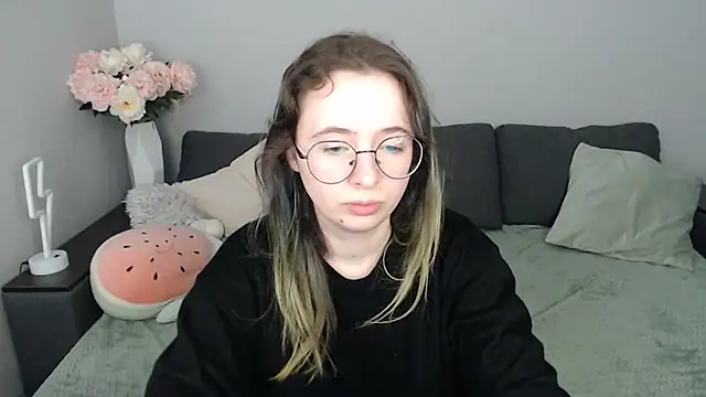 Mini Diva online show from 10-19-25, 08:04