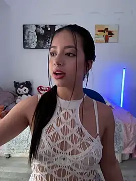 Snapshot of AliceJovovich chatting on 11-13-25, 08:46 AliceJovovich online show from 11-13-25, 08:46