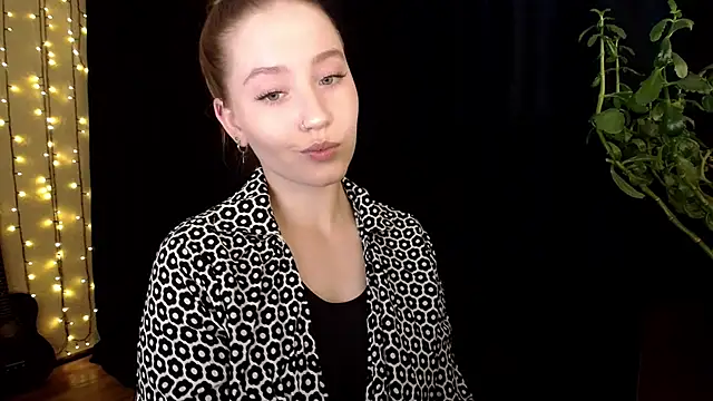 Snapshot of SindiWatsoon chatting on 10-29-25, 12:29 SindiWatsoon online show from 10-29-25, 12:29