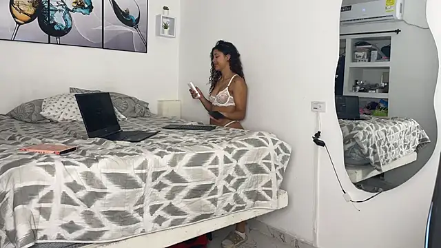 Snapshot of wendy_alejo1712 chatting on 10-17-25, 12:25 wendy alejo1712 online show from 10-17-25, 12:25