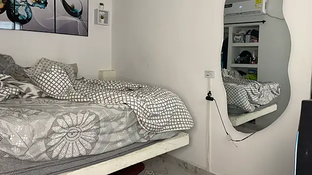 Snapshot of wendy_alejo1712 chatting on 10-28-25, 10:56 wendy alejo1712 online show from 10-28-25, 10:56