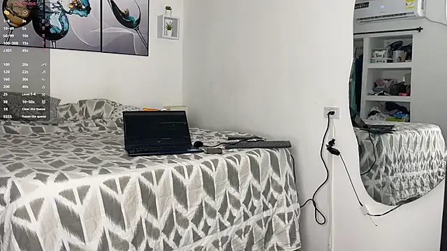 Snapshot of wendy_alejo1712 chatting on 10-31-25, 12:33 wendy alejo1712 online show from 10-31-25, 12:33