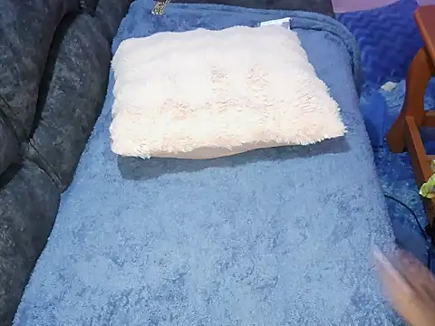 Snapshot of petitev chatting on 10-20-25, 04:24 petitev online show from 10-20-25, 04:24