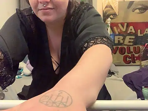 Snapshot of BuziCycki chatting on 01-17-25, 04:57 BuziCycki online show from 01-17-25, 04:57