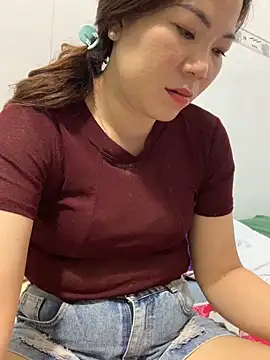 Snapshot of Baby-bigtits chatting on 03-08-25, 02:51 Baby-bigtits online show from 03-08-25, 02:51