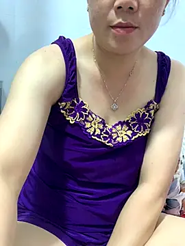 Snapshot of Baby-bigtits chatting on 10-28-25, 01:14 Baby-bigtits online show from 10-28-25, 01:14