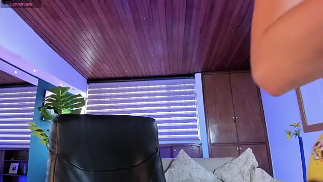 Snapshot of IsabellaaJoness chatting on 10-18-25, 11:44 IsabellaaJoness online show from 10-18-25, 11:44