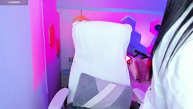 Hanna  Becker  online show from 01-14-25, 06:56