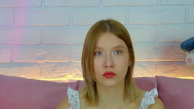 LiliLinn online show from 10-07-25, 04:42