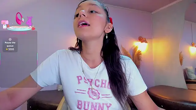 Snapshot of katy_sweet19 chatting on 03-17-25, 06:32 katy sweet19 online show from 03-17-25, 06:32