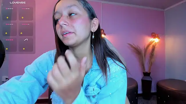 Snapshot of katy_sweet19 chatting on 11-10-25, 06:07 katy sweet19 online show from 11-10-25, 06:07