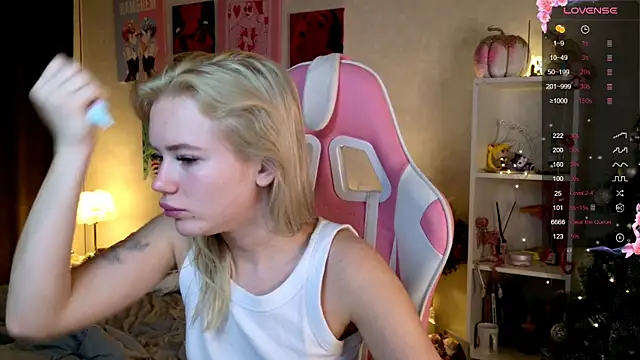 Snapshot of LexieLoree chatting on 12-02-24, 04:09 LexieLoree online show from 12-02-24, 04:09