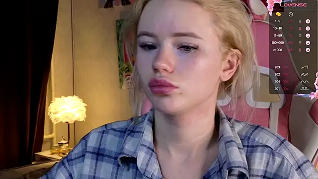 Snapshot of LexieLoree chatting on 12-08-24, 04:14 LexieLoree online show from 12-08-24, 04:14