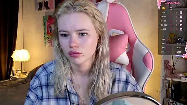 Snapshot of LexieLoree chatting on 12-13-24, 03:38 LexieLoree online show from 12-13-24, 03:38