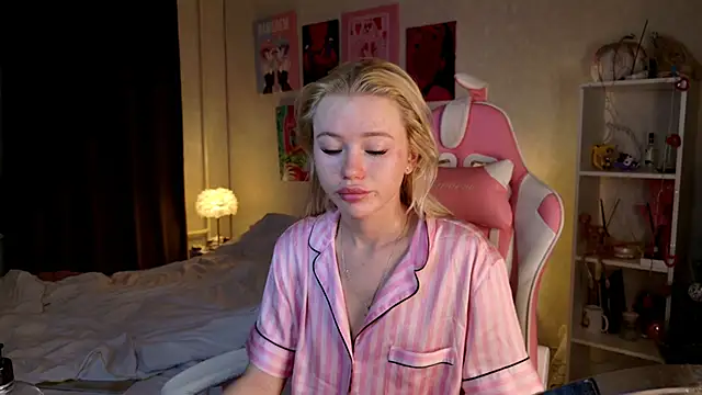 Snapshot of LexieLoree chatting on 01-04-25, 03:40 LexieLoree online show from 01-04-25, 03:40