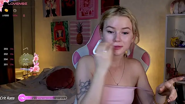 Snapshot of LexieLoree chatting on 01-08-25, 03:40 LexieLoree online show from 01-08-25, 03:40