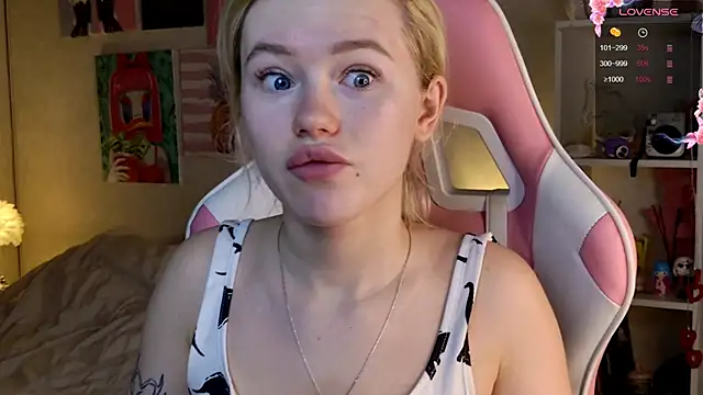 Snapshot of LexieLoree chatting on 02-05-25, 03:34 LexieLoree online show from 02-05-25, 03:34