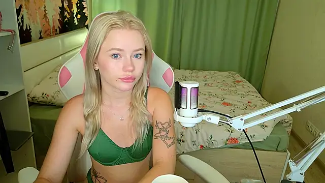 Snapshot of LexieLoree chatting on 09-23-25, 03:42 LexieLoree online show from 09-23-25, 03:42