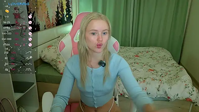 Snapshot of LexieLoree chatting on 09-26-25, 04:11 LexieLoree online show from 09-26-25, 04:11