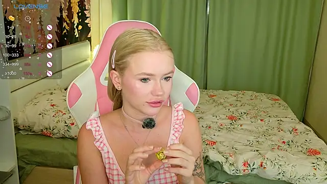 Snapshot of LexieLoree chatting on 09-29-25, 03:00 LexieLoree online show from 09-29-25, 03:00