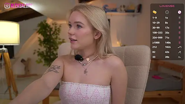 Snapshot of LexieLoree chatting on 01-17-26, 04:06 LexieLoree online show from 01-17-26, 04:06