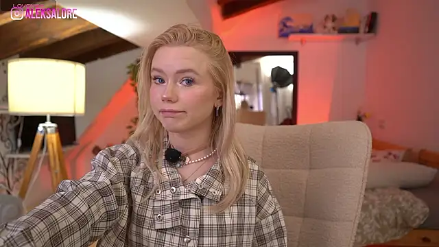 Snapshot of LexieLoree chatting on 02-07-26, 04:05 LexieLoree online show from 02-07-26, 04:05