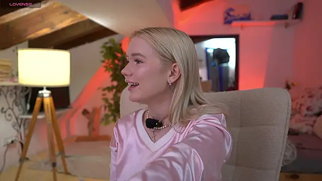 Snapshot of LexieLoree chatting on 02-13-26, 04:08 LexieLoree online show from 02-13-26, 04:08