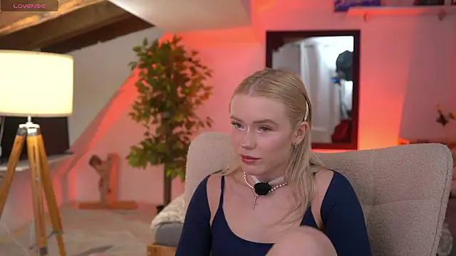 Snapshot of LexieLoree chatting on 02-14-26, 04:09 LexieLoree online show from 02-14-26, 04:09