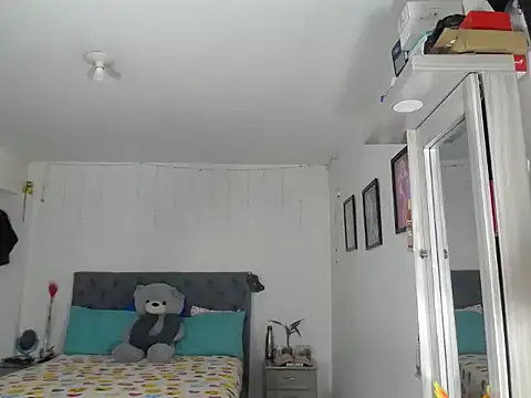 Snapshot of Corina_hot chatting on 10-16-25, 10:44 Corina hot online show from 10-16-25, 10:44