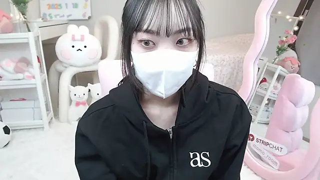 momo room online show from 01-19-25, 09:01