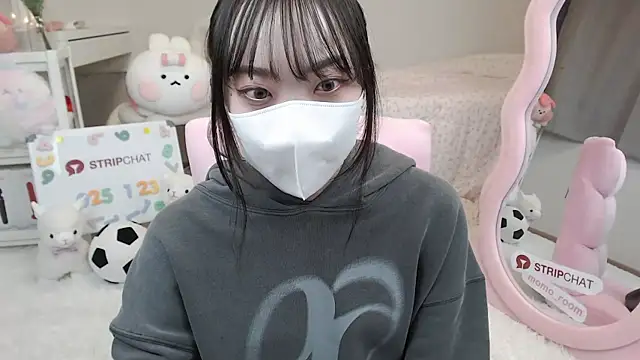 momo room online show from 01-23-25, 01:13