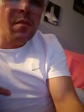 Snapshot of Vinyboy69 chatting on 11-15-25, 09:32 Vinyboy69 online show from 11-15-25, 09:32