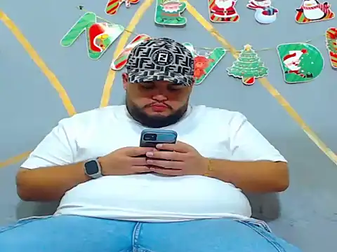 Snapshot of damian_chubby chatting on 12-05-25, 08:23 damian chubby online show from 12-05-25, 08:23