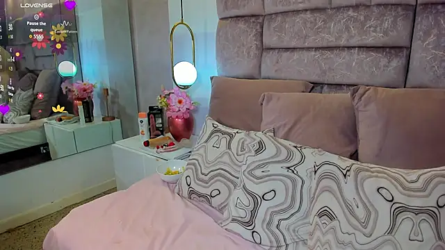 Snapshot of amina_west chatting on 10-19-25, 12:44 amina west online show from 10-19-25, 12:44