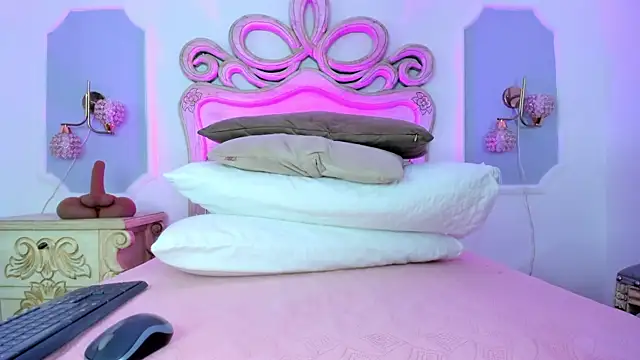 Sara  Williams online show from 12-23-25, 03:48