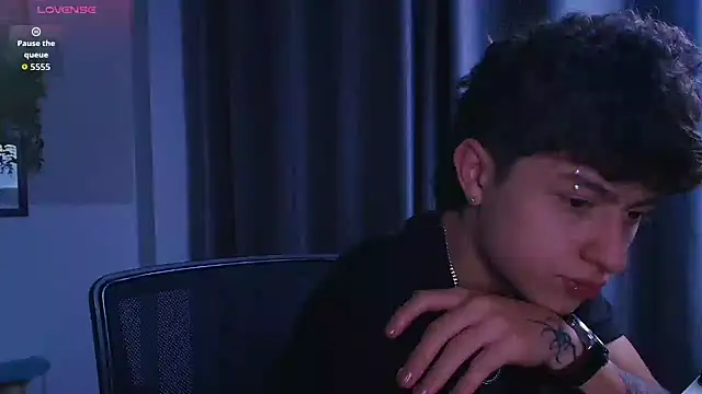 Snapshot of Ares_Dickson chatting on 10-19-25, 05:19 Ares Dickson online show from 10-19-25, 05:19