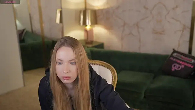 Snapshot of Linda054 chatting on 10-14-25, 04:35 Linda054 online show from 10-14-25, 04:35