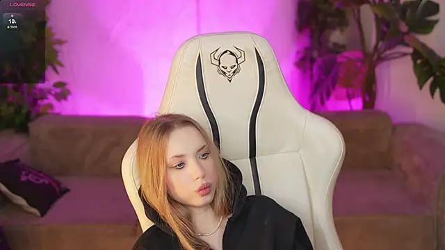 Snapshot of Linda054 chatting on 10-29-25, 04:15 Linda054 online show from 10-29-25, 04:15