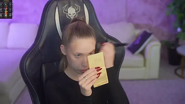 Snapshot of Linda054 chatting on 10-30-25, 02:46 Linda054 online show from 10-30-25, 02:46