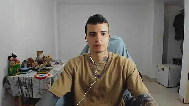 Snapshot of Balo_lovers chatting on 01-28-25, 04:08 Balo lovers online show from 01-28-25, 04:08