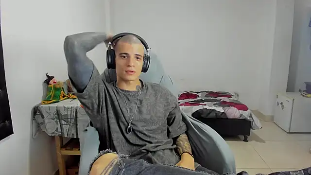 Snapshot of Balo_lovers chatting on 03-04-25, 07:22 Balo lovers online show from 03-04-25, 07:22