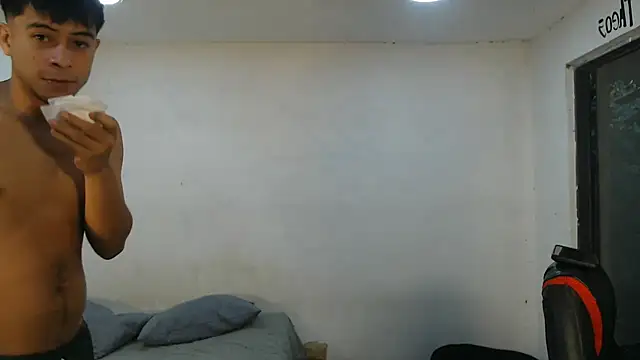 Snapshot of danielitopapuu chatting on 10-29-25, 11:01 danielitopapuu online show from 10-29-25, 11:01