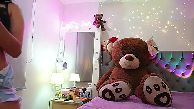 Snapshot of Tiana_sanders chatting on 12-16-24, 02:04 Tiana sanders online show from 12-16-24, 02:04