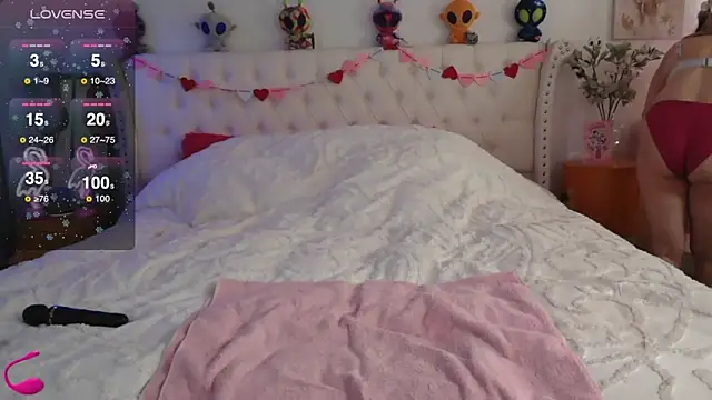 Snapshot of VegasDani chatting on 02-24-25, 12:41 VegasDani online show from 02-24-25, 12:41