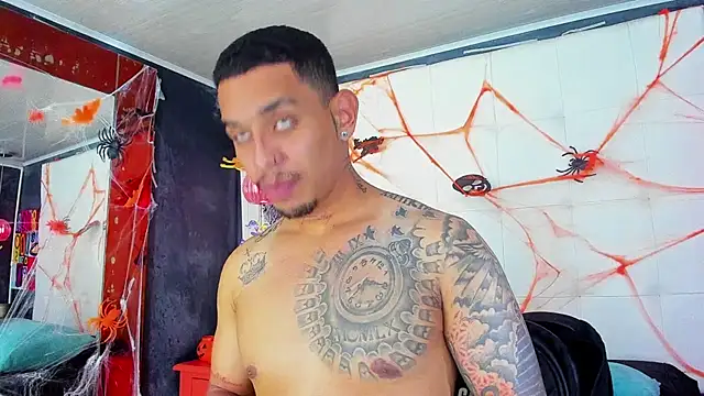 Snapshot of Damian09_ chatting on 10-28-25, 04:27 Damian09 online show from 10-28-25, 04:27