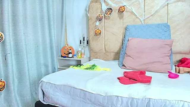 Snapshot of Rachele_x chatting on 11-01-25, 12:29 Rachele x online show from 11-01-25, 12:29