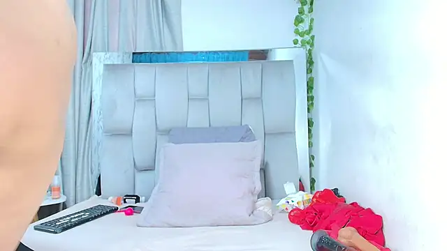 Snapshot of Rachele_x chatting on 11-16-25, 01:49 Rachele x online show from 11-16-25, 01:49