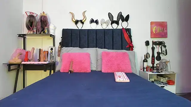 emmily giraldo online show from 11-15-25, 01:18