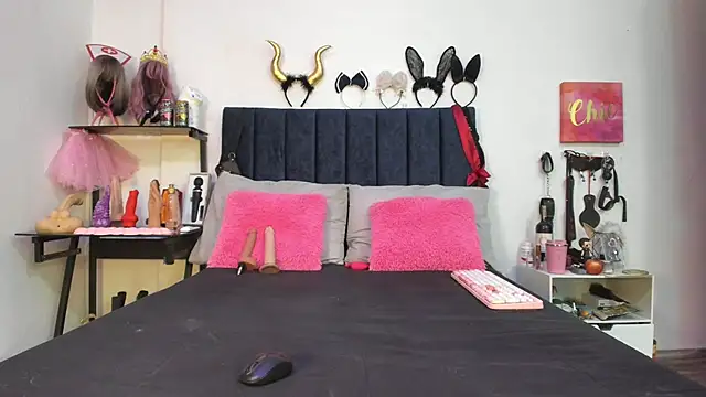 Snapshot of emmily_giraldo chatting on 02-17-26, 12:23 emmily giraldo online show from 02-17-26, 12:23