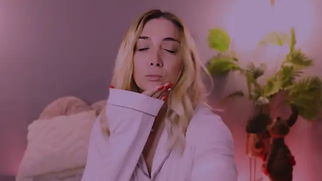 Snapshot of Jessielle chatting on 12-22-25, 10:01 Jessielle online show from 12-22-25, 10:01